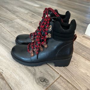 Women’s boots - MUDD- size 6